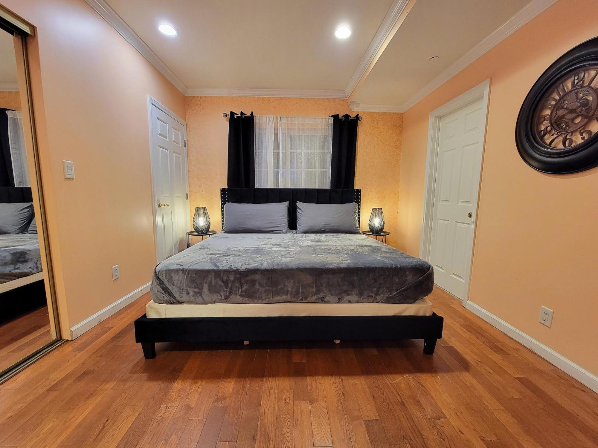 3 Bedroom Guest First Floor Unit With Patio Area Right Next To The Mrc 10 Minutes From Rodeo Drive Washer Dryer Wifi And Appartement