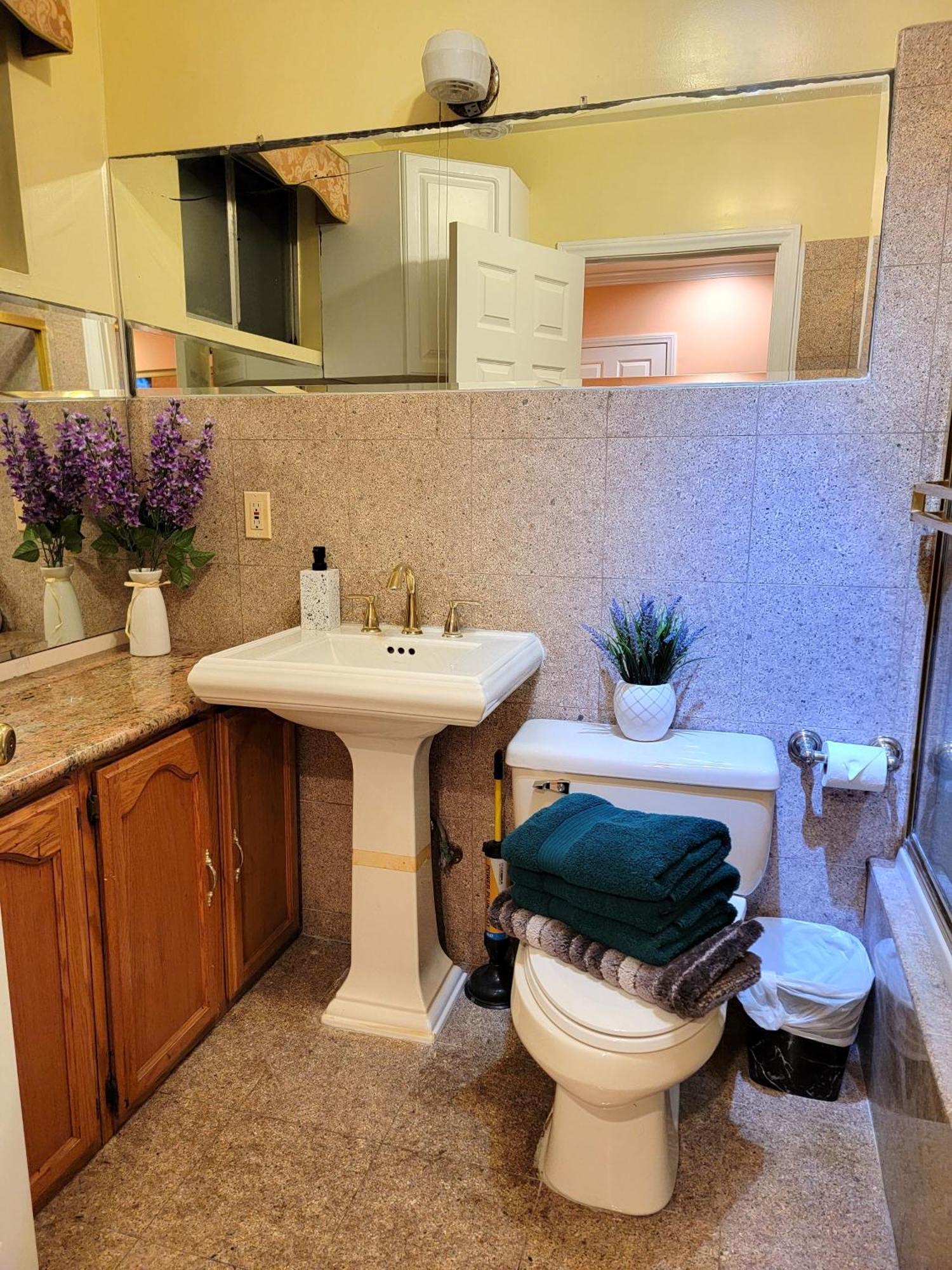 3 Bedroom Guest First Floor Unit With Patio Area Right Next To The Mrc 10 Minutes From Rodeo Drive Washer Dryer Wifi And Appartement Los Angeles