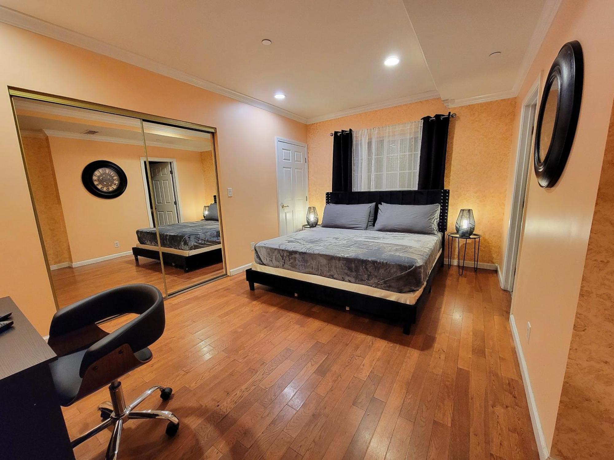 Appartement 3 Bedroom Guest First Floor Unit With Patio Area Right Next To The Mrc 10 Minutes From Rodeo Drive Washer Dryer Wifi And Los Angeles