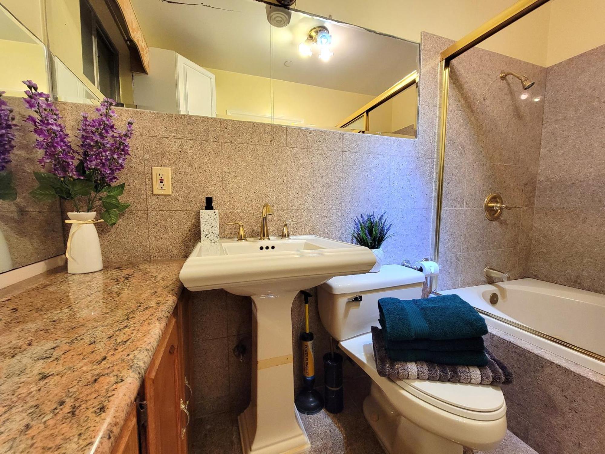 Appartement 3 Bedroom Guest First Floor Unit With Patio Area Right Next To The Mrc 10 Minutes From Rodeo Drive Washer Dryer Wifi And