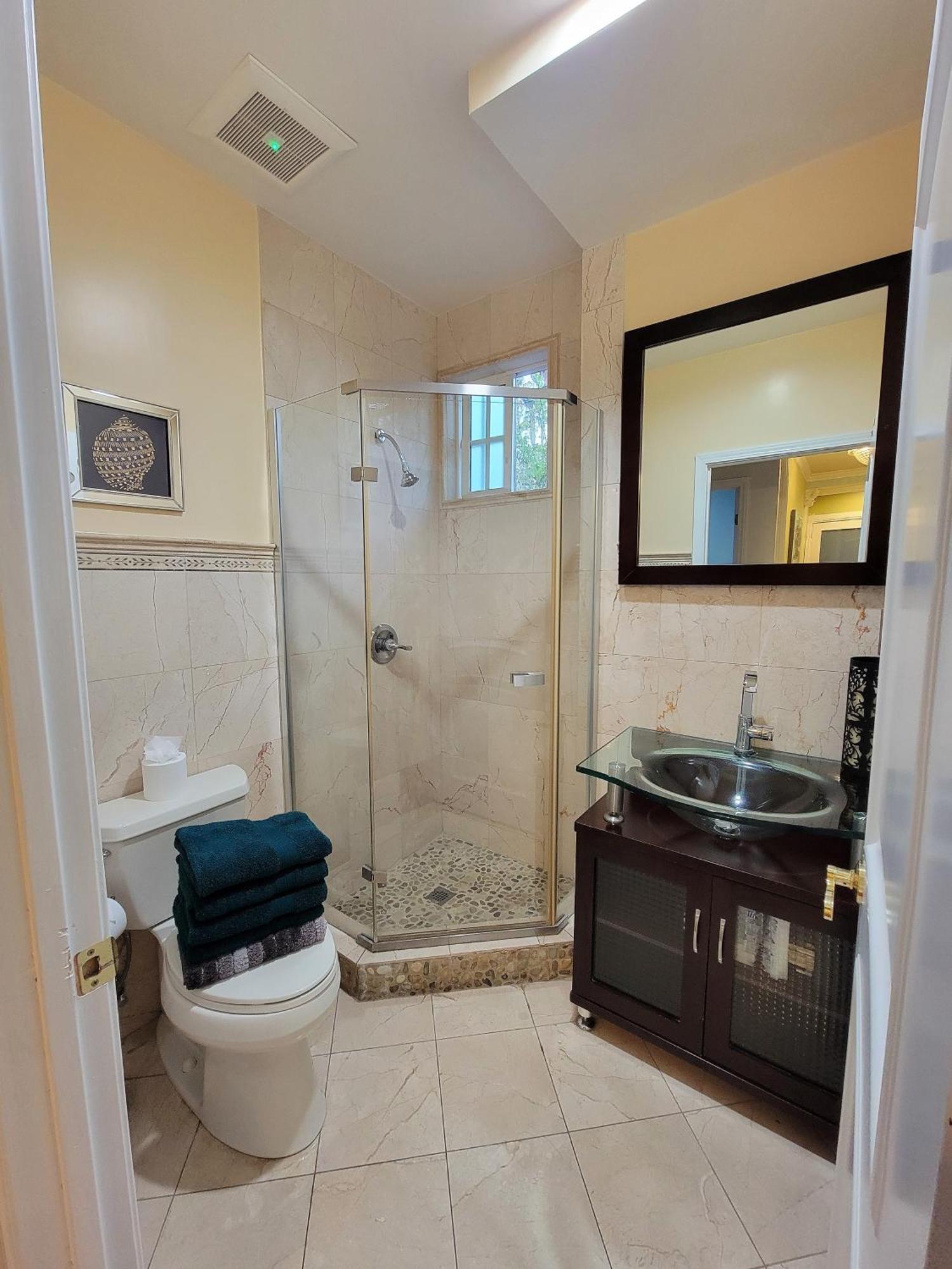 3 Bedroom Guest First Floor Unit With Patio Area Right Next To The Mrc 10 Minutes From Rodeo Drive Washer Dryer Wifi And Appartement Los Angeles